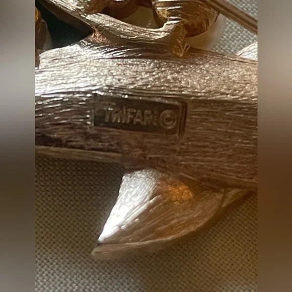 Vintage Trifari Faux Pearl Floral Brooch | Gold Tone Estate Piece - Picture 3 of 6